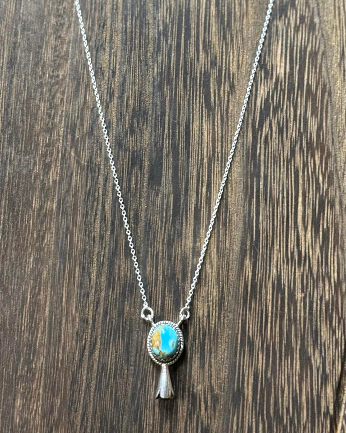 This elegant Hada Collection Kingman Turquoise Stone Necklace features a beautiful Kingman turquoise stone and an 18" sterling silver chain with a 2" extender for adjustable length.