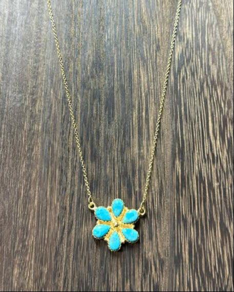 This stunning Hada Collection Kingman Turquoise Gold Necklace features a genuine Kingman turquoise stone, a 14 carat gold 16" chain, and a 2" extender for adjustable length.